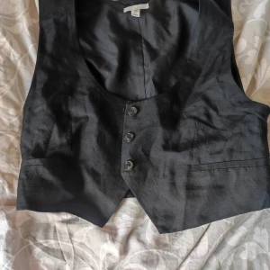 Svart Vest  - Detta är en svart Vest, perfekt att använda vid fester eller fina tillfällen 🎉 Dm för frågor<3