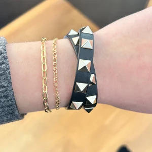 Valentino Armband - Jättesnyggt Valentino armband med nitar. Nypris: 2500-3000. Mitt är köpt i Danmark för 1630 DKK≈ 2403 SEK. Har kvitto. Går bra att buda😊Är lite sliten i bandet där man stänger det, skriv för bilder på det.