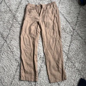 Linnebyxor - Säljer ett par linnebyxor från Zara på grund av för små för mig, storlek M