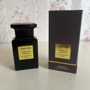 Tom Ford Tobacco Vanille 100ml  - Tom Ford Tobacco Vanille Eau de Parfum 100 ml. Lyxig parfym i svart, fyrkantig glasflaska med guldfärgad etikett och matchande mörkbrun kartong. Doften är känd för sina varma, kryddiga och söta toner av tobak och vanilj. Perfekt för dig som gillar exklusiva och unika dofter.