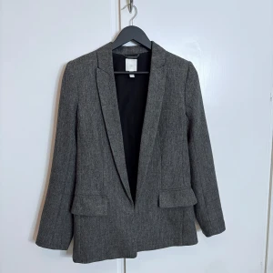 Grå skjorta från hm - Fin skick. Säljs för det ej kommer till användning 