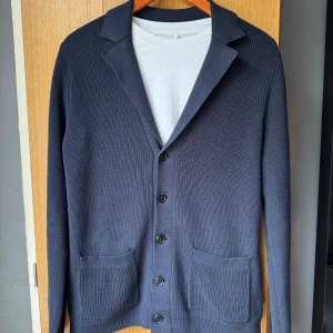 Cardigan Dressman - Storlek S. Nypris 699. (Tshirten medföljs ej)