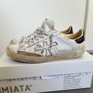 Premiata skor  - Säljer nu mina snygga Premiata skor i storlek 41. De är använda hyfsat mycket men har fortfarande mycket kvar att ge. Hör av er vid fler frågor.