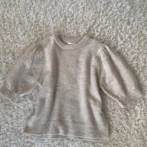 stickad t-shirt med puffärmar - söt stickad t-shirt med puffärmar 🤍inte använd mer än 2 gånger så den är inte nopprig alls, ‼️däremot har den lite slitage vid ena ärmen (sista bilden) men det är endast synligt om man stretchar ut den ‼️originalpris 200kr