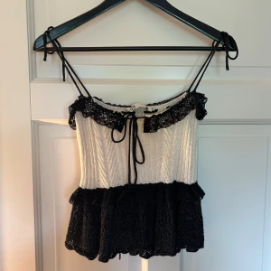 Topp från Zara  - Supersöt sommar topp från Zara. Den har små sminkfläckar men det är inte något som syns på. Köpt för ett tag sen men använd väldigt lite. Pris kan så klart diskuteras och det är bara arr skriva om du har några funderingar❣️