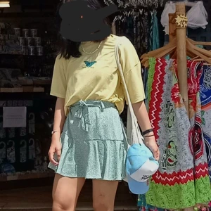 Ljusgrön volangkjol  - Söt ljusgrön kjol med vitt prickigt mönster och volangdetaljer som jag köpte i Spanien. Det fanns ett skärp till som jag har tappat bort, men om den e för stor i midjan kan man sätta dit ett eget skärp. Det står ingen storlek men passar mig som brukar ha S