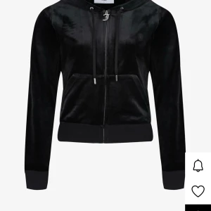 Svart velour hoodie med dragkedja, pris enl överenskommelse  - Snygg svart hoodie i mjuk velour med dragkedja framtill och huva med snörning. Jackan har långa ärmar, ribbade muddar och en croppad passform. Perfekt för en avslappnad och trendig look.