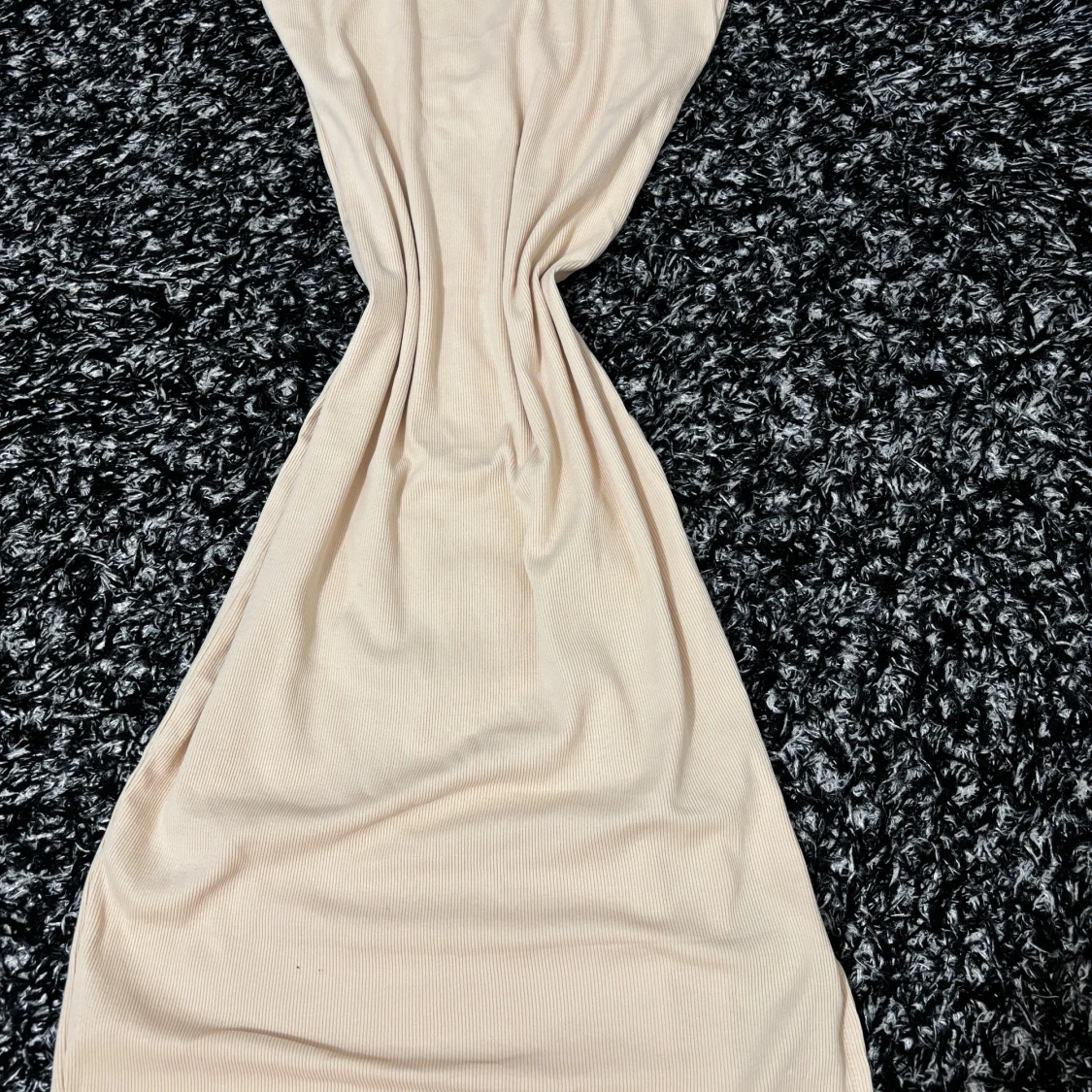 Beige ribbad långklänning med smala axelband