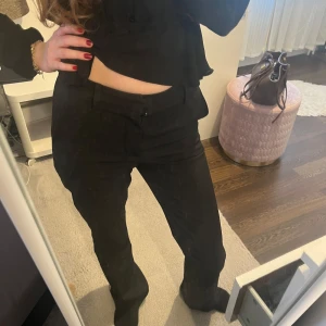 Snygga svarta kostymbyxor från BikBok – strl 34 (midwaist) - Säljer ett par snygga kostymbyxor från BikBok i storlek 34, midwaist-modell. De är i mycket bra skick och knappt använda – endast använda ett fåtal gånger.  Byxorna är perfekta både till vardags och mer uppklädda tillfällen. Anledningen till försäljning är helt enkelt att jag har för många byxor och dessa inte kommit till användning.  