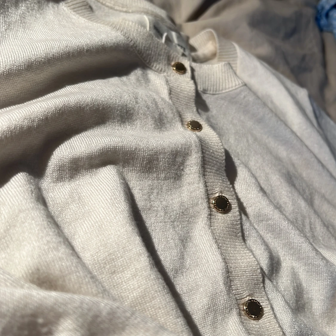 Vit kofta med guldfärgade knappar - 1