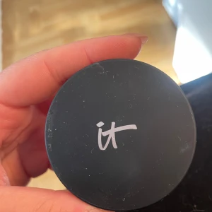 IT Cosmetics Bye Bye Pores Puder - Translucent finishing powder från IT Cosmetics i färgen genomskinlig. Kommer i en rund svart burk med lock. Perfekt för att sudda ut porer och ge en airbrushad finish. Lätt och ultrafin formula som smälter in i huden.