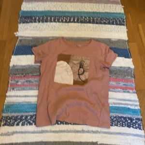 Snygg T-shirt med tryck - Superfin T-shirt med tryck. Rosa. 