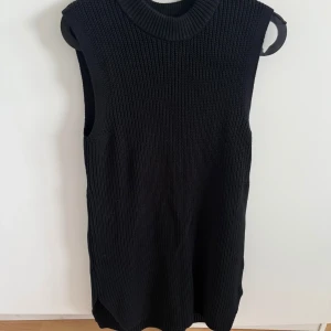 Väst - Stickad lång väst med slits 