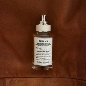 Jazz club 15ml  - Maison Margiela jazz club, ca 15ml kvar. Otrolig doft som har fått mogna i en mörk låda för extra djup. 