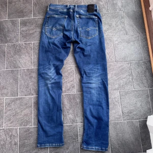 Replay Anbass Hyperflex - Tja! Säljer nu mina Replay Anbass Hyperflex i storleken W31/32! Jeansen är i grymt skick, och har en fin färg! 🤩 Jeansen passar perfekt på dig från 177-185! Priset är inte hugget i sten, så det är bara att höra av sig vid eventuella frågor fller funderingar! 🙌🏼
