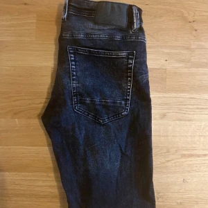 Svarta Jeans från SMOG - Svarta Jeans från SMOG. Riktigt bekväma och inga skador eller liknande. Jag valde att sälja de på grund av att de blev för små för mig.