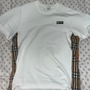 Burberry T-shirt - Fin Burberry T-shirt har använt den bara 2 Dagar är fortfarande helt fin storlek M