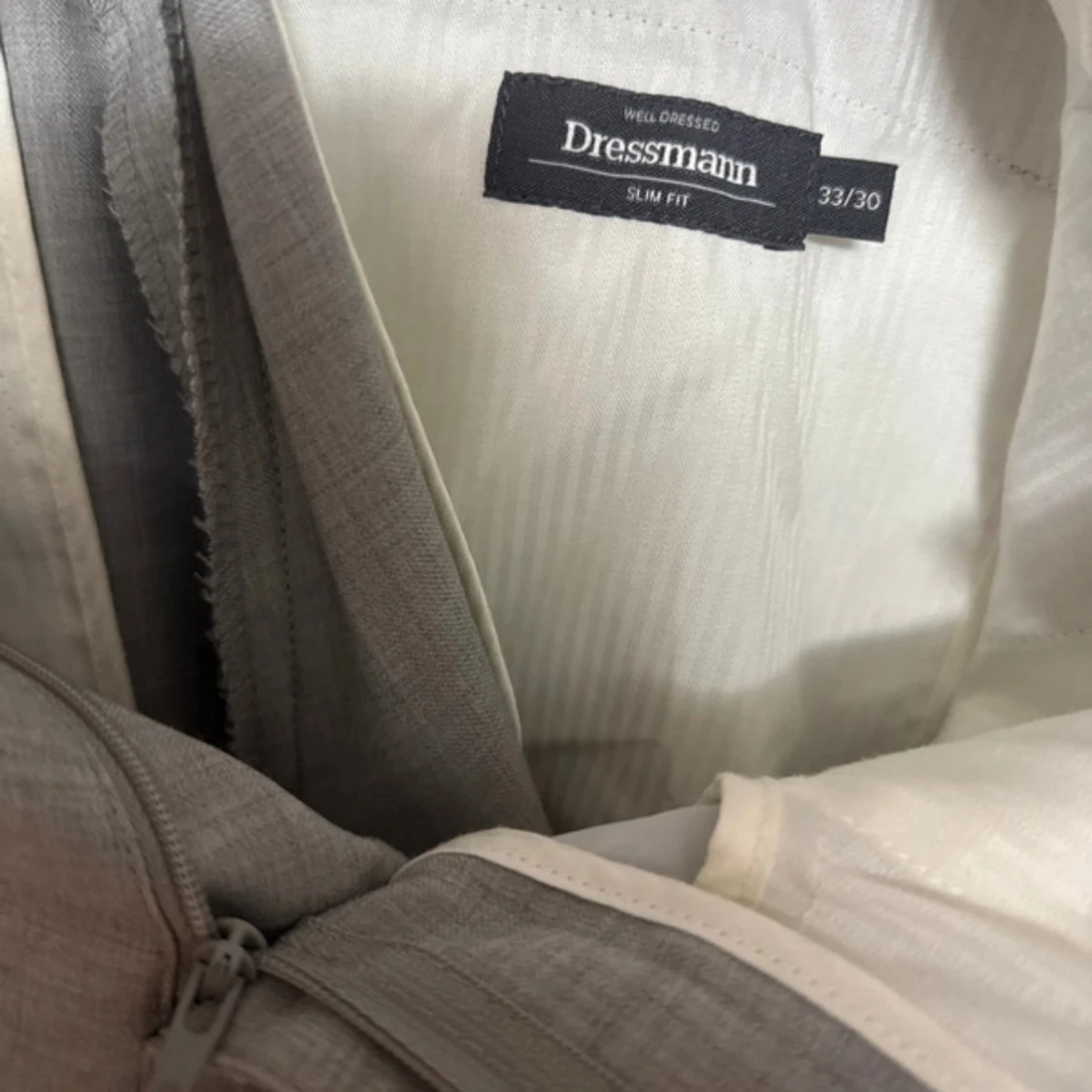 Ljusgrå kostym från Dressmann - 2