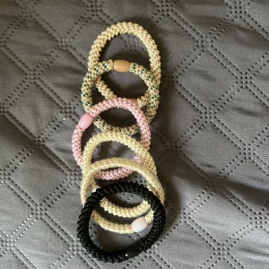Set med sex kknekkisar i olika färger - Sex kkenkkisar i färgerna svart, beige, rosa och mönstrad beige/svart.FEJK. Perfekta som accessoar för att ge din outfit en personlig touch. Helt nya