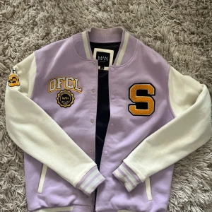 Varsity jacka - Säljer en oanvänd varsity jacka i storlek M. Bud accepteras 😊