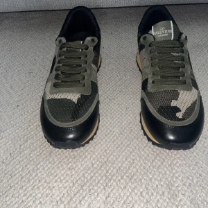 Valentino Rockrunner storlek 43 - Feta Valentino skor i grön, inta använda. Box kommer med. Storleken är 43. Pris kan diskuteras. Dm innan köp!!