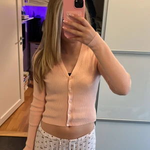 Rosa supersnygg kofta  - säljer denna superfina koftan från gina. Den är i helt nyskick💕skriv privat för fler bilder o diskutera pris! 