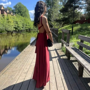 Röd balklänning - Jättefin balklänning som inte kommer användas mer därför säljer jag❤️ Jag är 165 och den går ända vägen till marken. Köpte klänningen från en tjej på Instagram som gör egna klänningar bystinaclothes💕