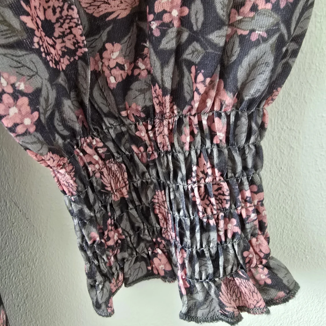 Blommig omlottklänning med volangärm - 3