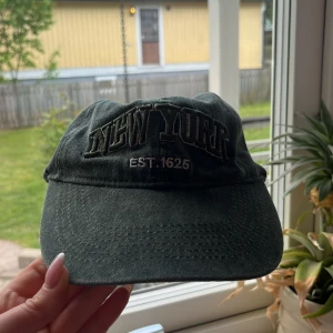 Mörkgrön keps  - Snygg mörkgrön keps, asskön o ha när man solar!! den är i helt nyskick! skriv privat för fler bilder eller diskutera pris!💕