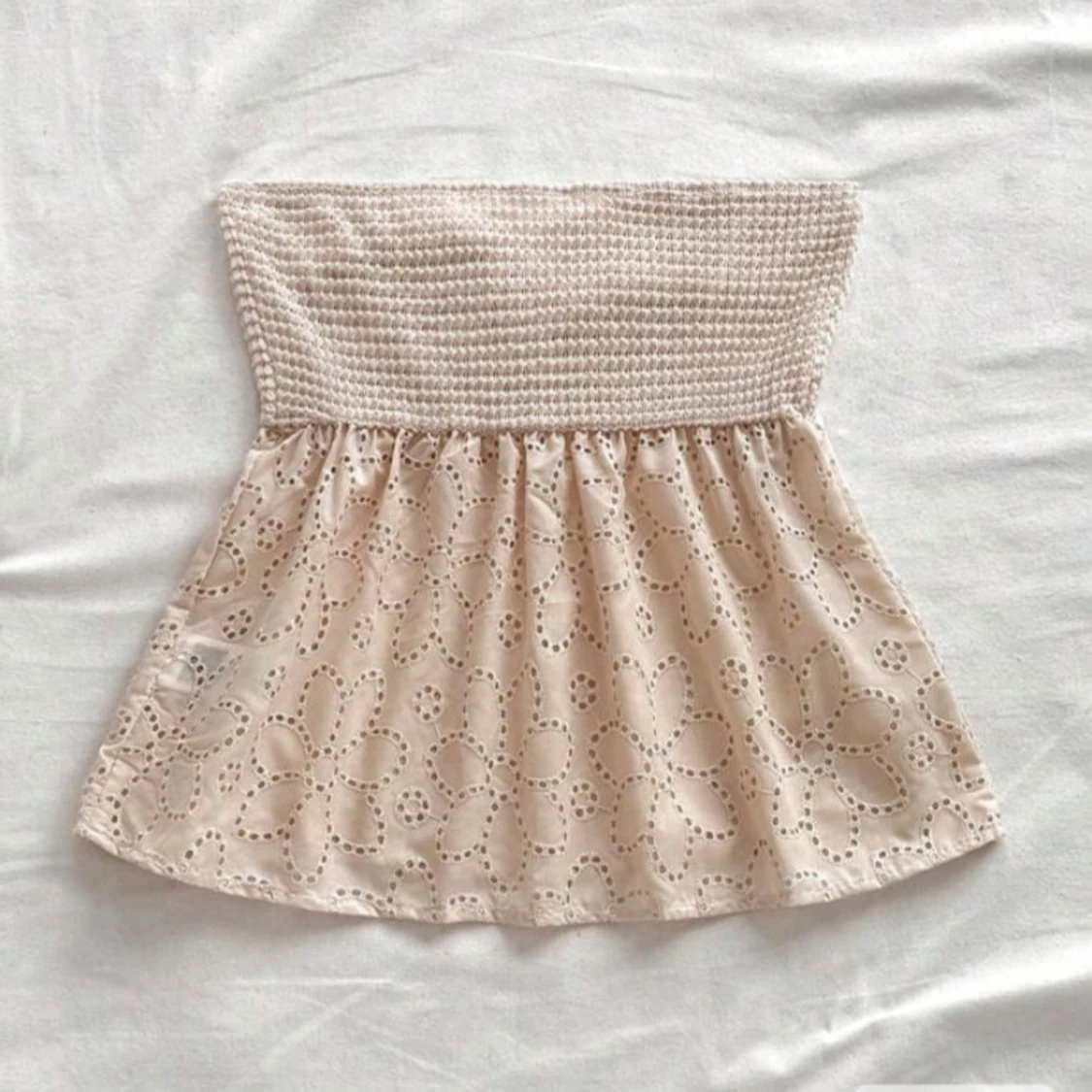 Beige tubtopp med broderade blommor - 1