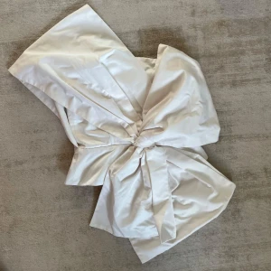 Rosettopp - Såå fin festtopp i one shoulder och med rosett på framsidan. Har två väldigt små märken/fläckar, men verkligen inget man tänker på. Köpte på plick men tyvärr för liten!