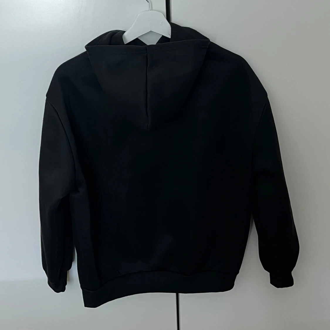 Svart hoodie med nalletryck från SHEIN - 1