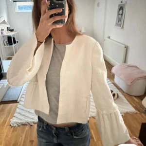 Vit jacka - Jätte fin jacka köpt från plick! Nästan aldrig använd och bra skick💕Har volanger på armarna och är lite croppad. Storlek S
