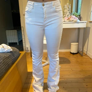 Vita bootcut jeans  - Jeansen är använda men väl omhändertagna, det finns dock små fläckar vilket man ser på bilderna! ❤️ Original priset är 700 kr! 
