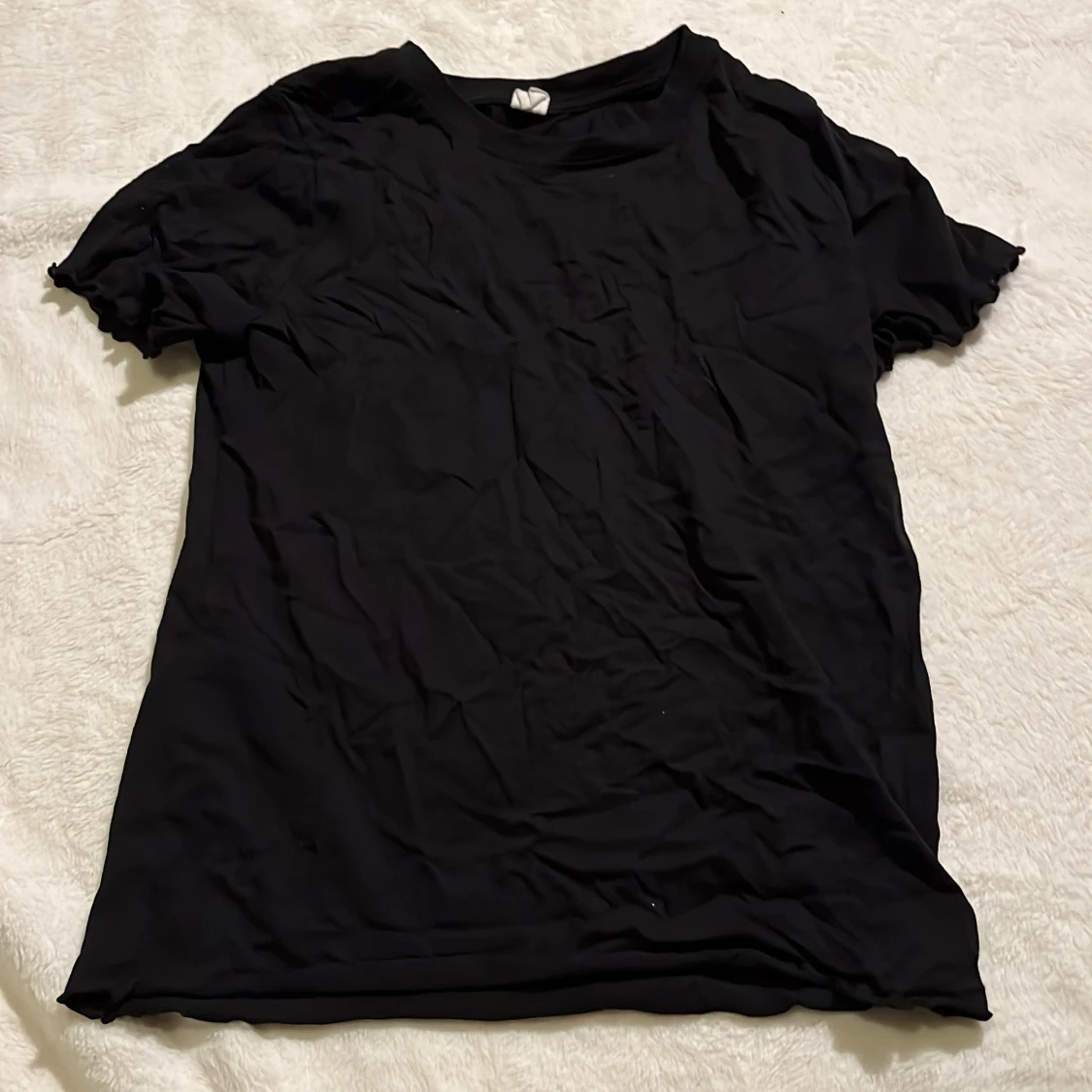 Svart t-shirt med vågig ärm