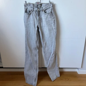 Ljusgrå raka jeans - Säljer ett par ljusgrå jeans med rak passform