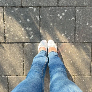 Blå bootcut jeans  - Jättesnygga blå  bootcut jeans från Zara. De har en fransad kant nertill. Storlek 36 och stretchigt material. Låg/Medel hög midja💙