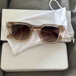 Beige solglasögon från Chimi - Snygga solglasögon från Chimi i modell 04💗knappt använda i mkt bra skick, kommer med originalfodral, förpackning och påse.