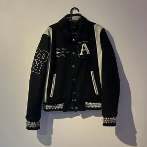 Mike Amiri Jacka - Mike amiri jacka i använt skick storlek S