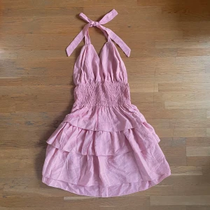Rosa volangklänning med knyt - Supersöt rosa kortklänning med volanger, säljer för att den inte kommer till användning. Perfekt för sommaren💕