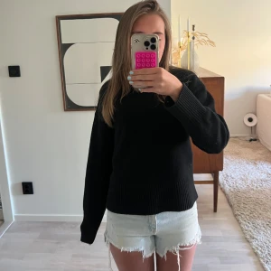 Blåa shorts med tie die - Ett par blåa shorts med gul tie die på sidan. Dem är i strl 134. 