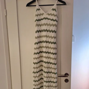 Hollister klänning  - Stickad Midi klänning med slits från Hollister , jättefina färger, knappt använd