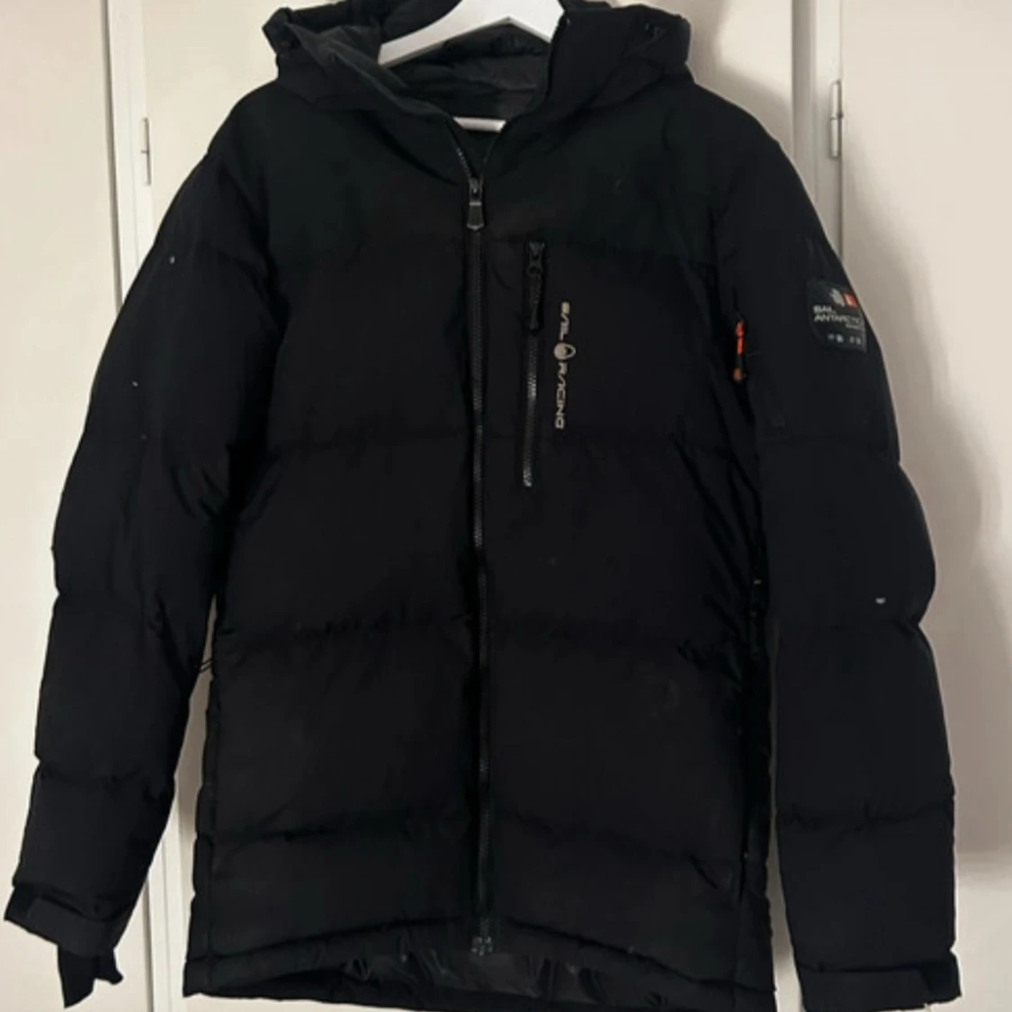 Svart pufferjacka från Sail racing