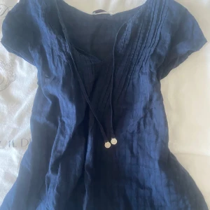 Blå blus - Jätte fin mörkblå blus, perfekt nu till sommaren och bara andvänd ett par få gånger!🩷