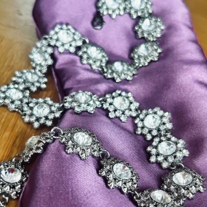 Vackert silverfärgat Red carpet-halsband med strass! - Vackert silverfärgat Red carpet-halsband med strass. Fint till fest och bröllop. Längd: 45 cm (+6). I nyskick!