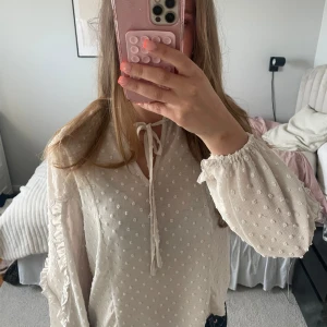 Beige blus - Använd typ 5 ggr väldigt bra skick