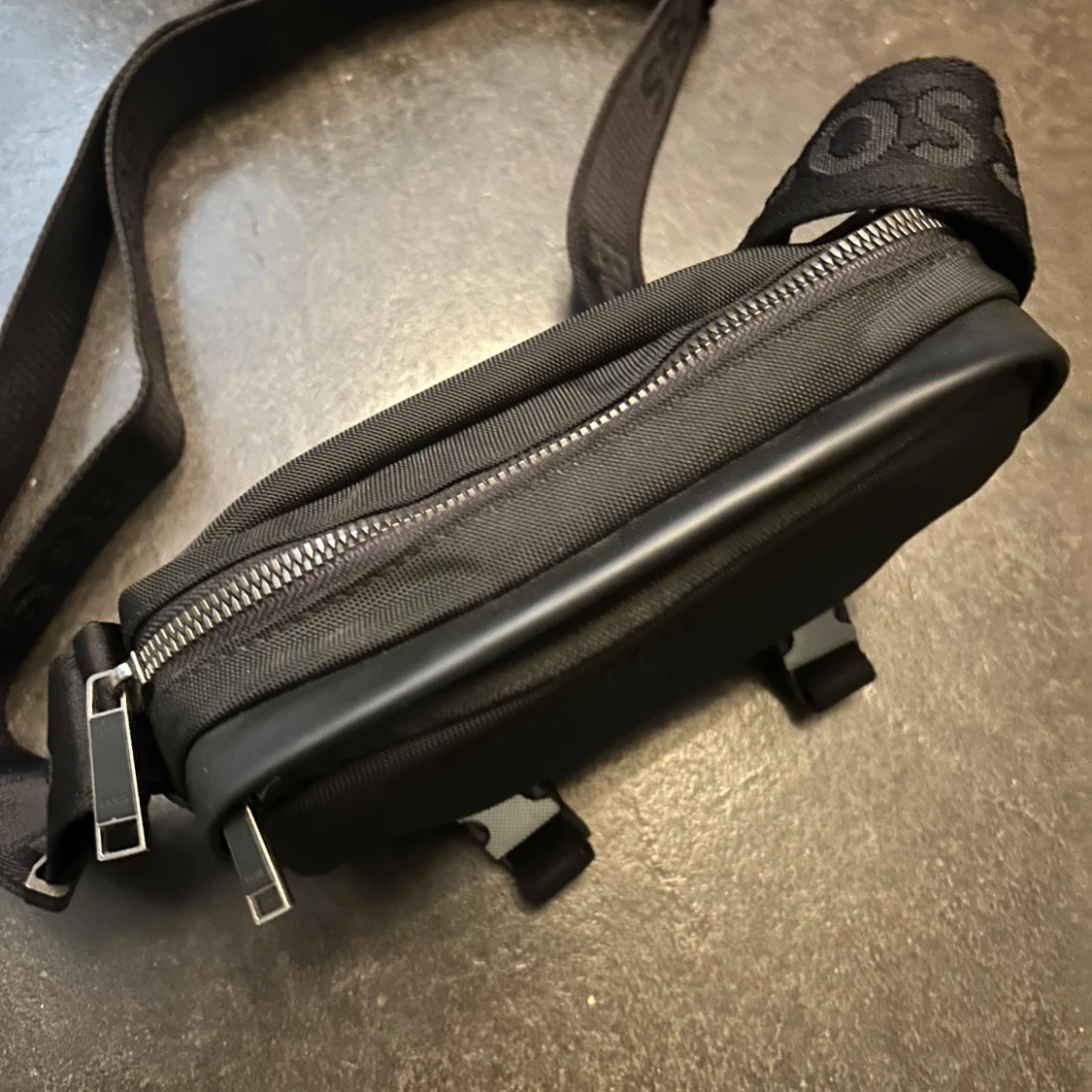 Svart axelväska från BOSS - 1