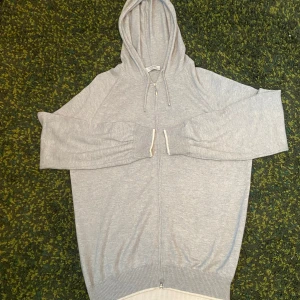 Ljusgrå zip up hoodie från Gran Sasso - Ljusgrå zip up hoodie med från Gran Sasso. Tillverkad i en mjuk blandning av bomull och kashmir. Tröjan har långa ärmar, huva med dragsko och ribbade muddar samt nederkant. Perfekt för en avslappnad stil. 85% bomull och 15% cashmir. Nypris på tröjan Ca 3000 mitt pris 650. Priset går såklart att förhandla ner!💯