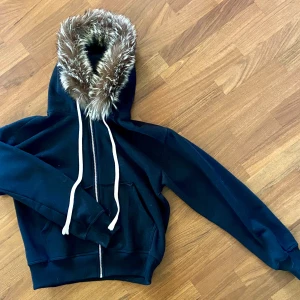 Witness Valley - En tvärfet hoodie från Witness valley! Går ej att få tag på längre. Sitter cropped och pälsen runt luvan är riktigt varm och skön. Det vita materialet är bara där för att göra trycket på ryggen mer ihålligt och går att ta av utan problem. Pris kan diskuteras, skriv om du har frågor!