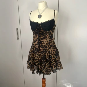 Murci klänning - Snyggaste leopardklänningen från Murci. Helt ny och med lappar kvar. Säljer då den inte passa. Byst: 94 cm. Midjemått: 76 cm. Höftmått: 104 cm. Modellen är 175 cm